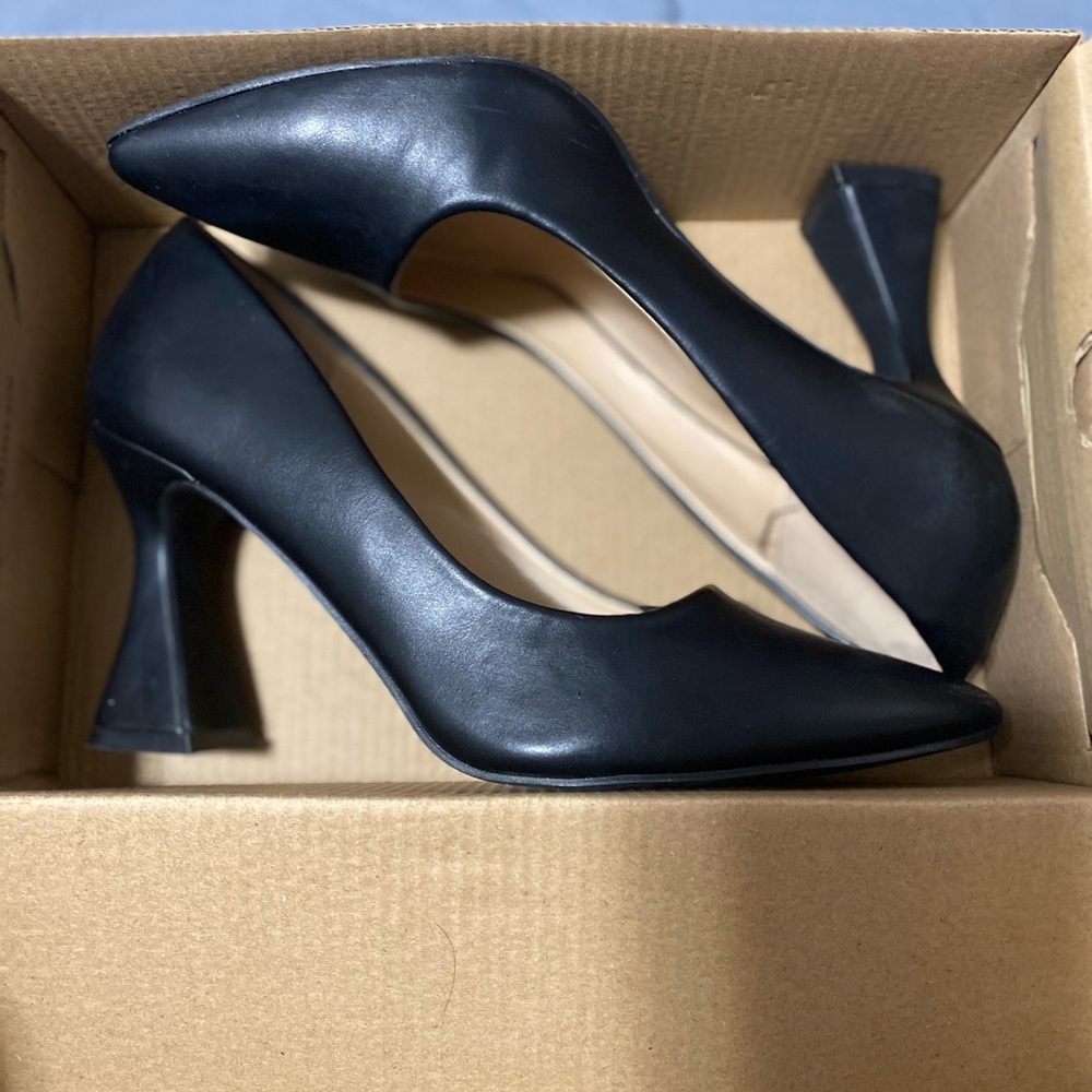 Black pumps
